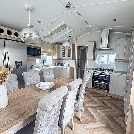 Beautiful Lodge With Full Sea Views At Broadland Sands In Suffolk Ref 20235Bs Hopton on Sea المظهر الخارجي الصورة