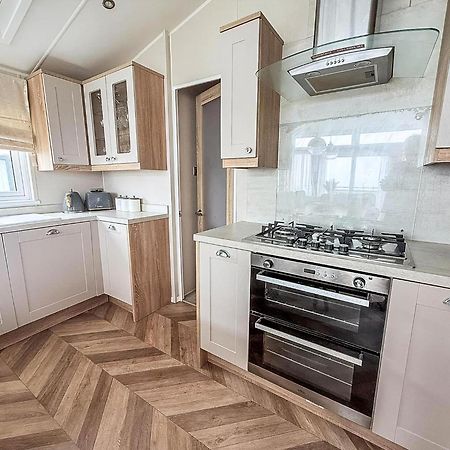 Beautiful Lodge With Full Sea Views At Broadland Sands In Suffolk Ref 20235Bs Hopton on Sea المظهر الخارجي الصورة