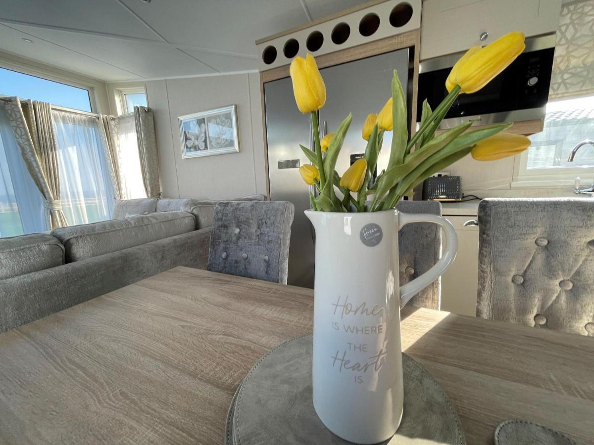 Beautiful Lodge With Full Sea Views At Broadland Sands In Suffolk Ref 20235Bs Hopton on Sea المظهر الخارجي الصورة