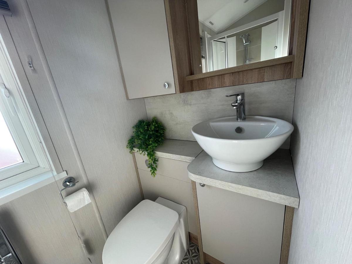 Beautiful Lodge With Full Sea Views At Broadland Sands In Suffolk Ref 20235Bs Hopton on Sea المظهر الخارجي الصورة