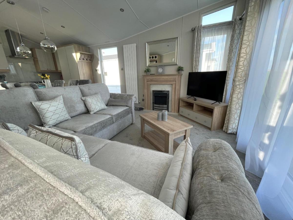 Beautiful Lodge With Full Sea Views At Broadland Sands In Suffolk Ref 20235Bs Hopton on Sea المظهر الخارجي الصورة
