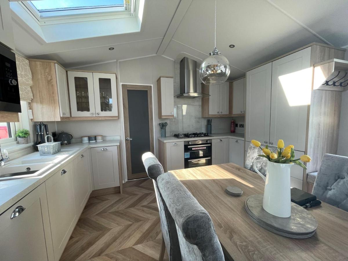 Beautiful Lodge With Full Sea Views At Broadland Sands In Suffolk Ref 20235Bs Hopton on Sea المظهر الخارجي الصورة