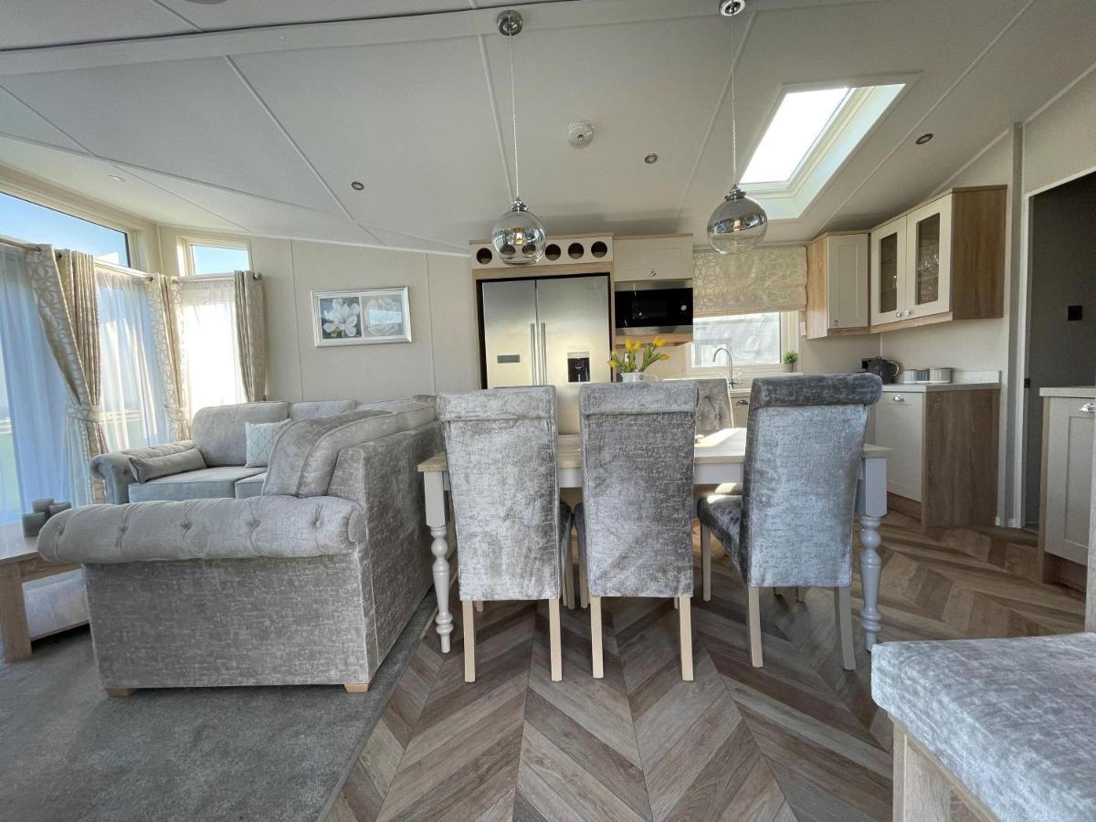 Beautiful Lodge With Full Sea Views At Broadland Sands In Suffolk Ref 20235Bs Hopton on Sea المظهر الخارجي الصورة