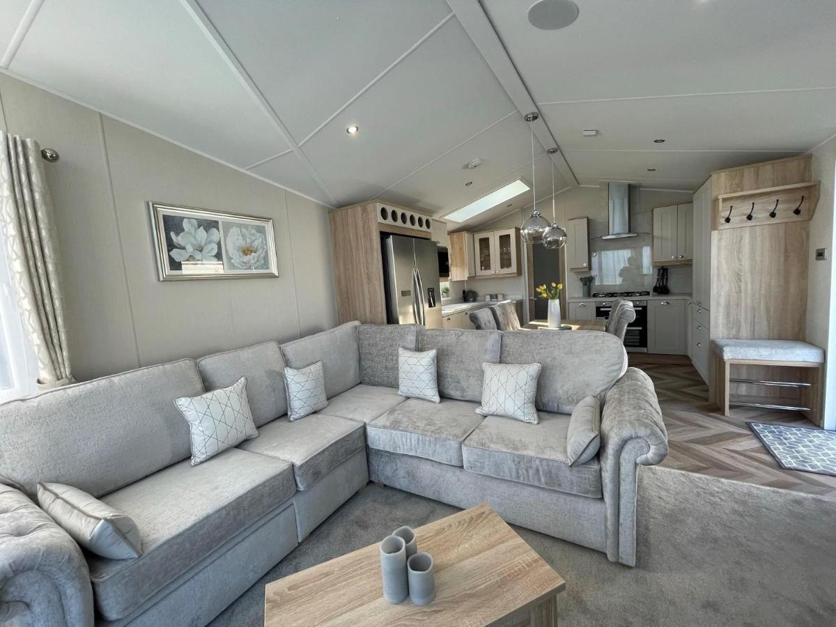 Beautiful Lodge With Full Sea Views At Broadland Sands In Suffolk Ref 20235Bs Hopton on Sea المظهر الخارجي الصورة