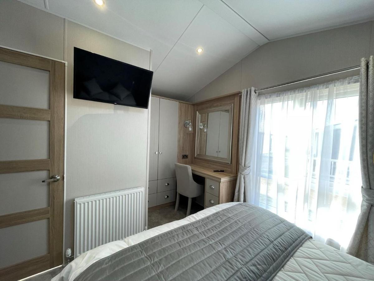 Beautiful Lodge With Full Sea Views At Broadland Sands In Suffolk Ref 20235Bs Hopton on Sea المظهر الخارجي الصورة