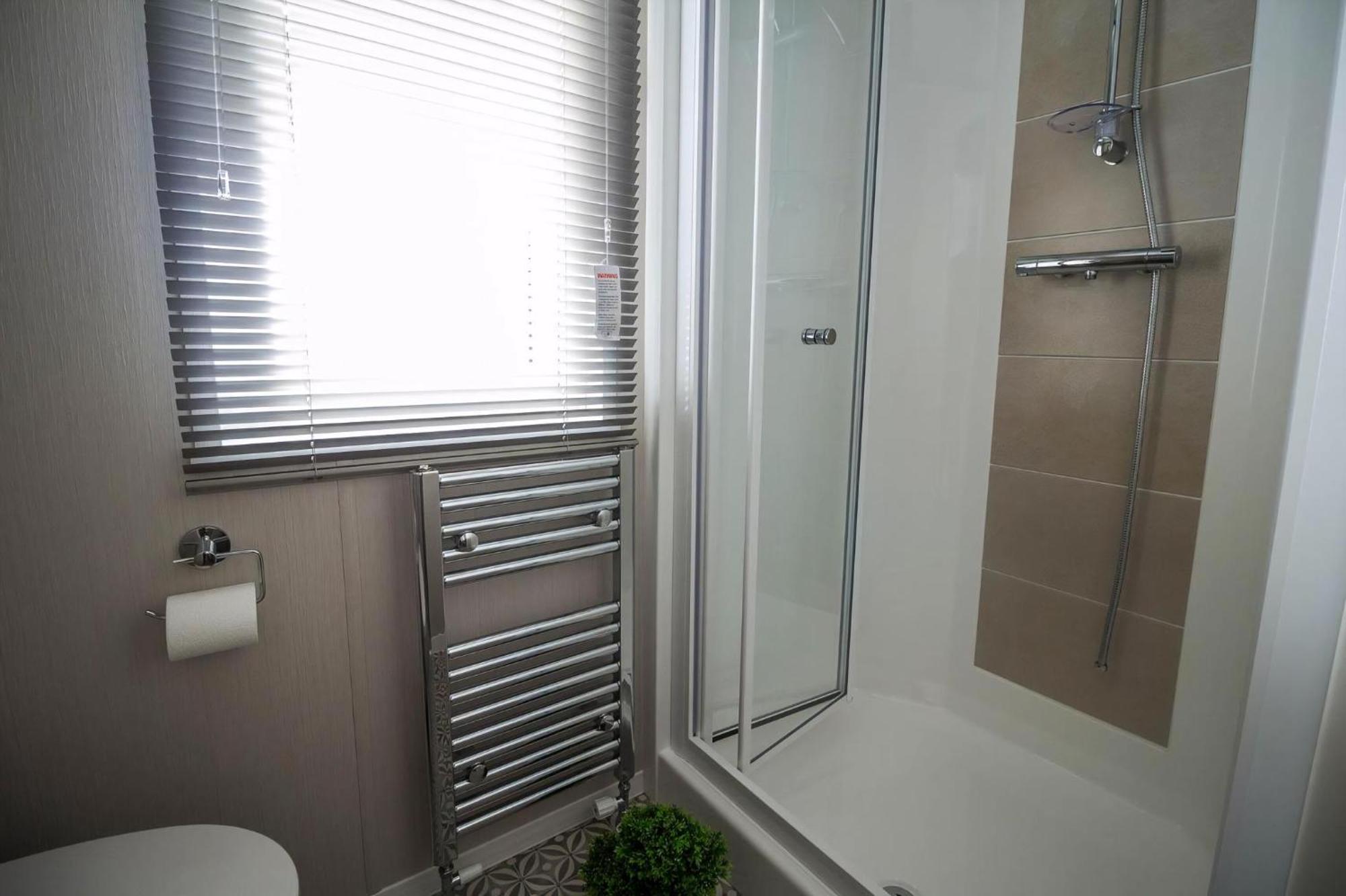 Beautiful Lodge With Full Sea Views At Broadland Sands In Suffolk Ref 20235Bs Hopton on Sea المظهر الخارجي الصورة