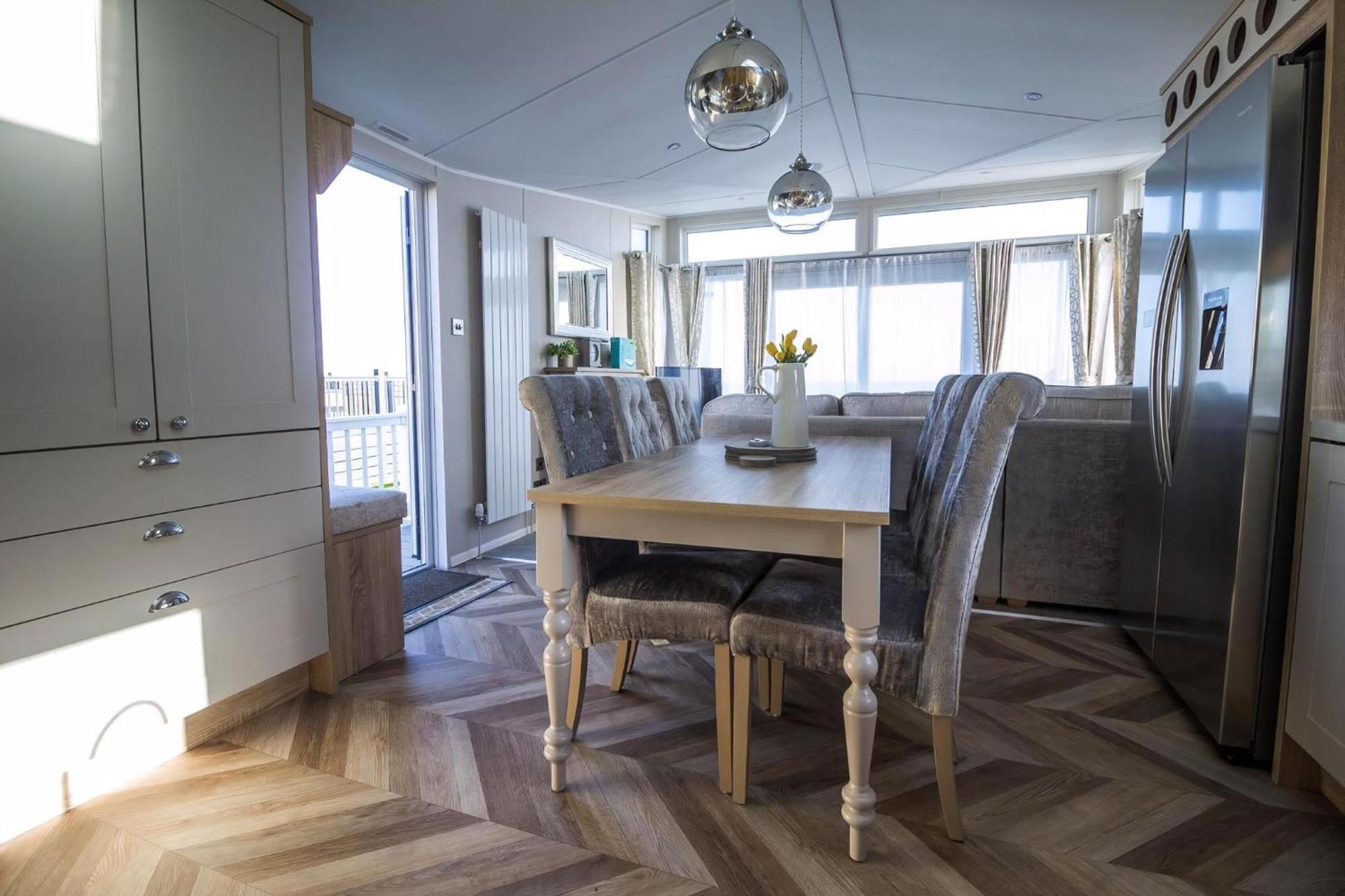 Beautiful Lodge With Full Sea Views At Broadland Sands In Suffolk Ref 20235Bs Hopton on Sea المظهر الخارجي الصورة