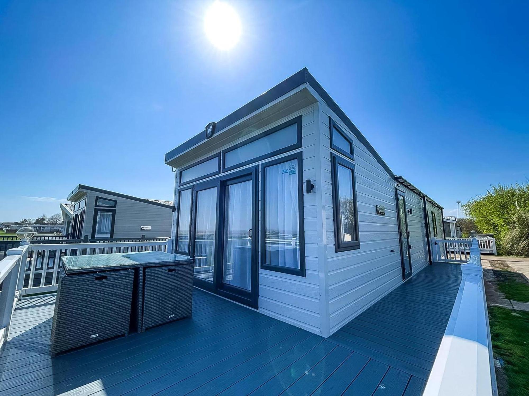 Beautiful Lodge With Full Sea Views At Broadland Sands In Suffolk Ref 20235Bs Hopton on Sea المظهر الخارجي الصورة