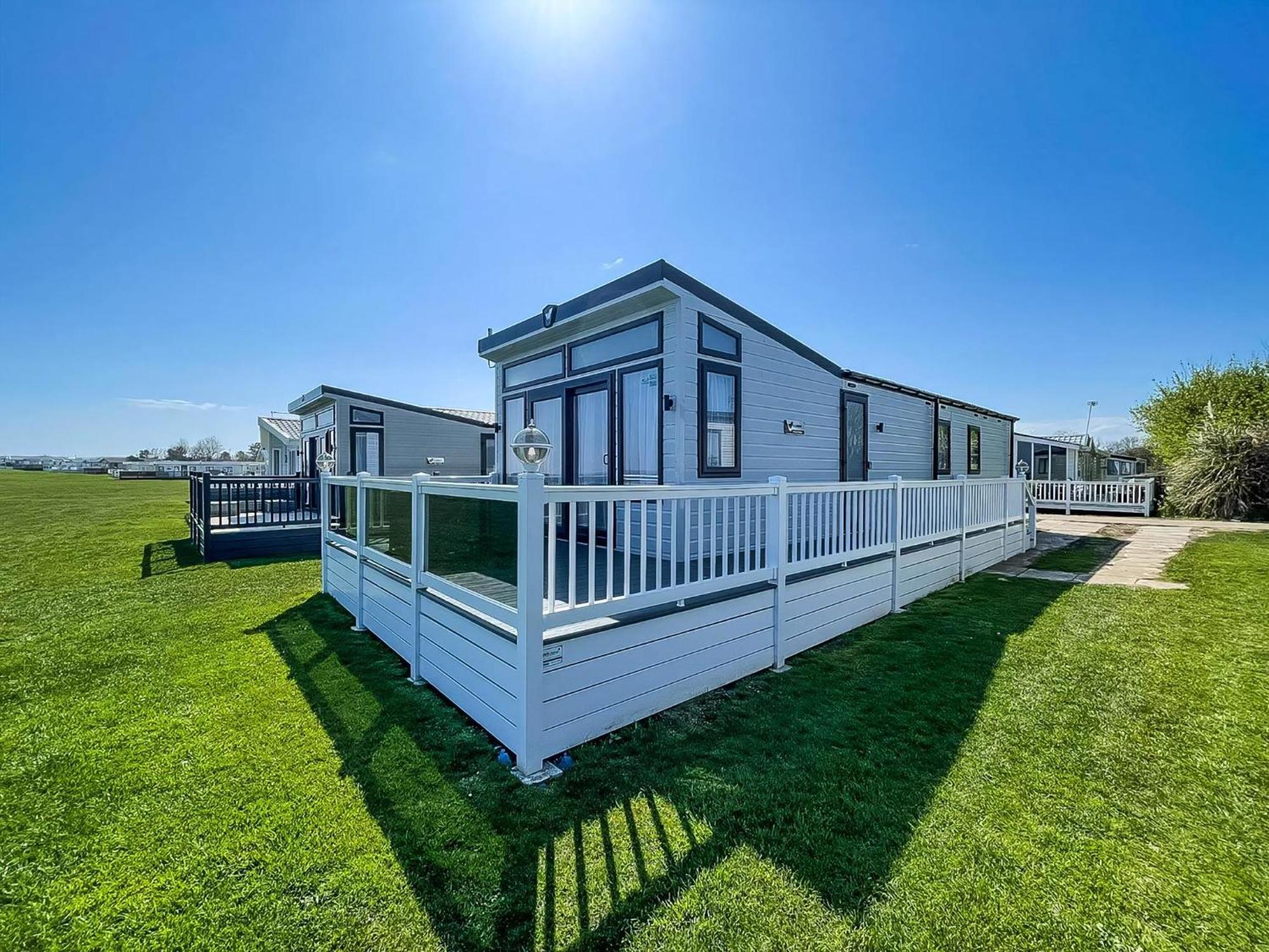 Beautiful Lodge With Full Sea Views At Broadland Sands In Suffolk Ref 20235Bs Hopton on Sea المظهر الخارجي الصورة