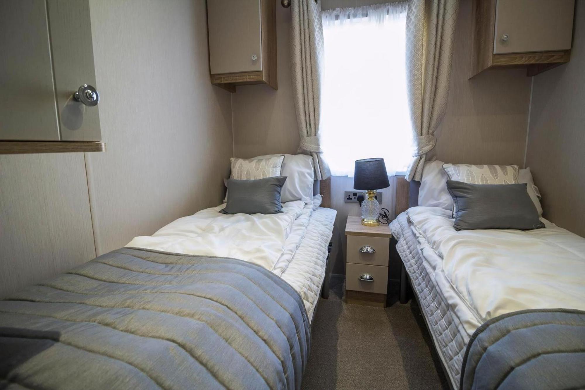 Beautiful Lodge With Full Sea Views At Broadland Sands In Suffolk Ref 20235Bs Hopton on Sea المظهر الخارجي الصورة
