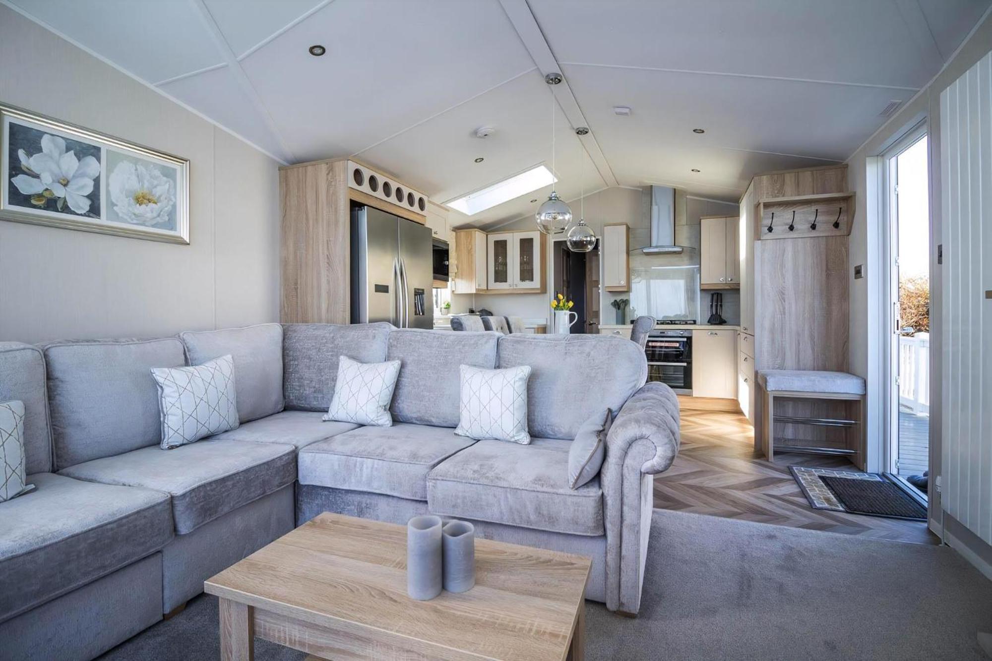 Beautiful Lodge With Full Sea Views At Broadland Sands In Suffolk Ref 20235Bs Hopton on Sea المظهر الخارجي الصورة