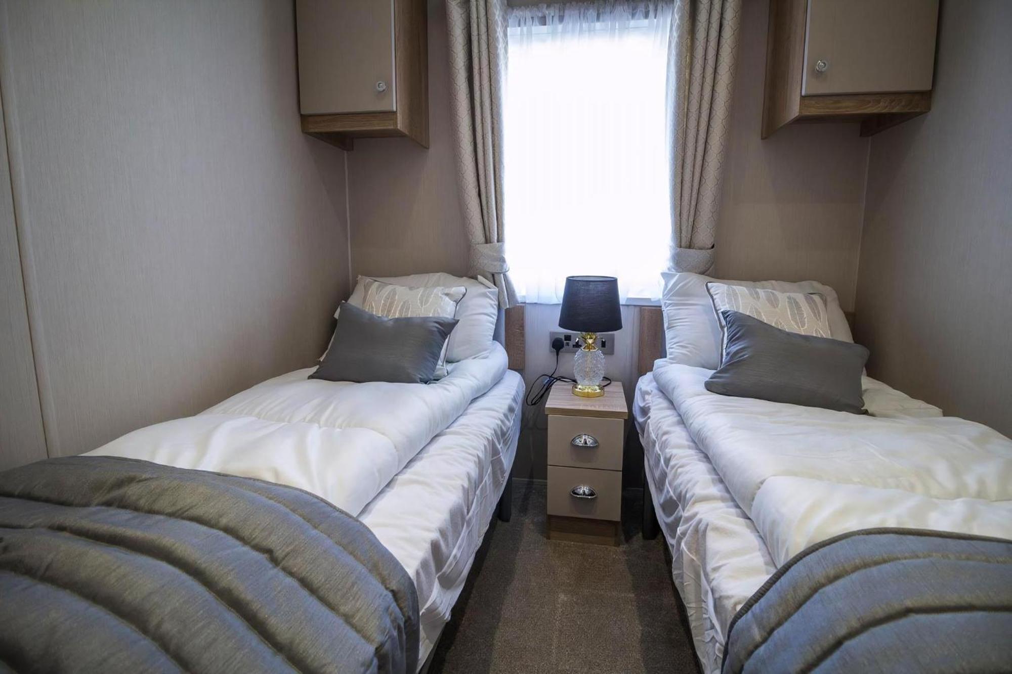 Beautiful Lodge With Full Sea Views At Broadland Sands In Suffolk Ref 20235Bs Hopton on Sea المظهر الخارجي الصورة