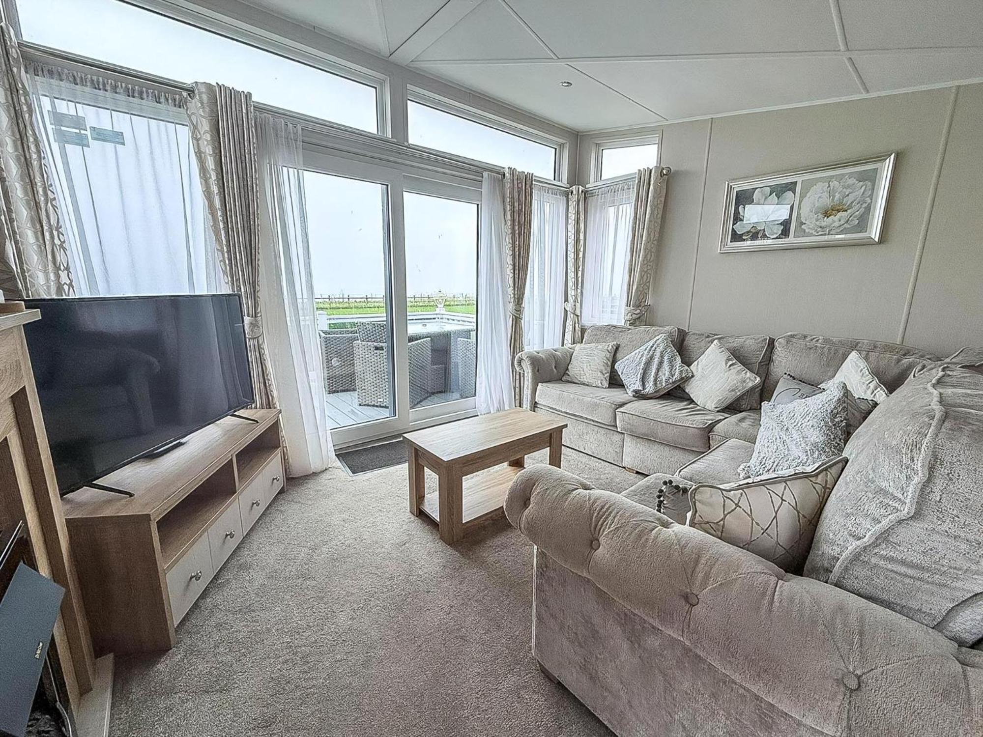 Beautiful Lodge With Full Sea Views At Broadland Sands In Suffolk Ref 20235Bs Hopton on Sea المظهر الخارجي الصورة