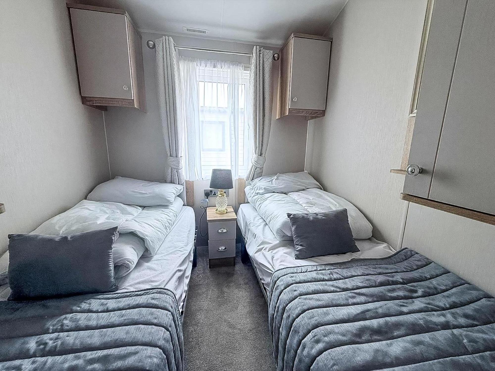 Beautiful Lodge With Full Sea Views At Broadland Sands In Suffolk Ref 20235Bs Hopton on Sea المظهر الخارجي الصورة